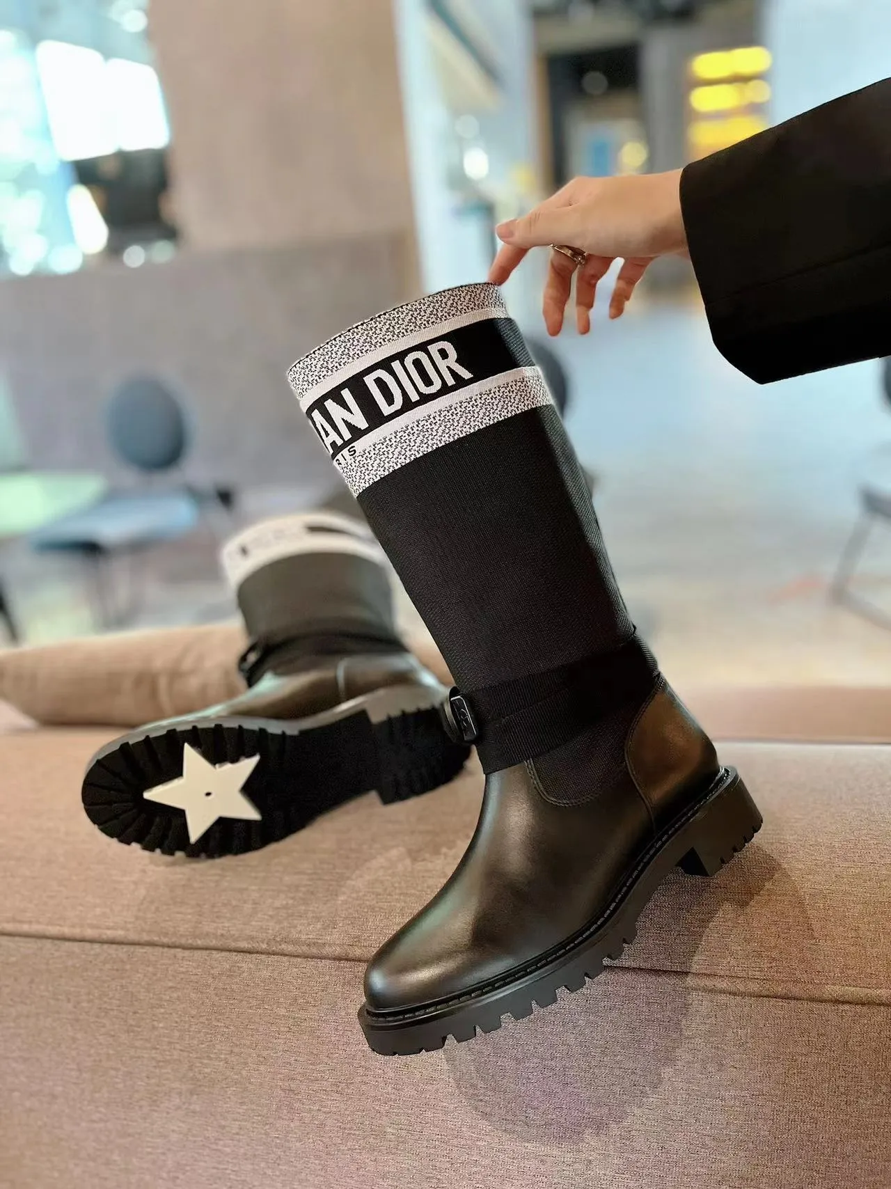 👟👟Ex-factory price 600👟👟 Women's shoes factory Dior color matching autumn and winter new boots high-top Dior CD 20ss autumn and winter latest high-definition poster style electric embroidery color-blocking letters logo round toe mid-calf women's boots Narnaxi's same low-heeled one-slip knight military boots original development top high-end version Material: Upper imported calfskin spliced with the latest imported technology electric embroidery fabric (not ordinary fly woven fabrics on the market) + water-dyed cowhide lining (not sheepskin lining on the market) + original molded T👟👟factory price U outsole + original molded letter buckle + latest original box packaging at the counter Heel height: 3CM Size: 35-39 standard code (40.41 customization is not returnable)